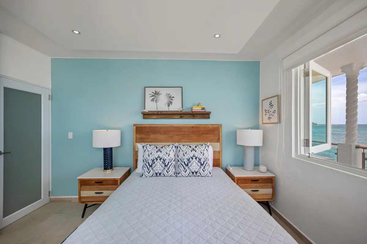 Habitación 3 en blanco y aqua con cama queen