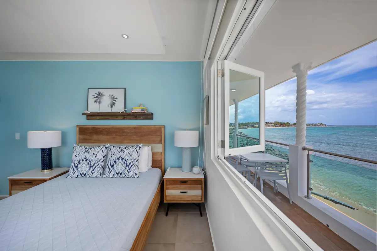 Habitación master con cama king y vistas al mar
