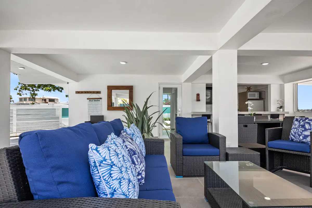 Sala principal con sofás azules