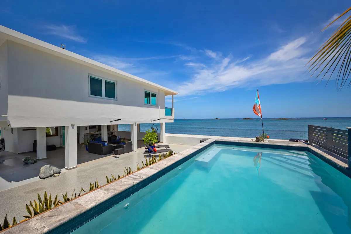 La villa blanca detrás de la piscina